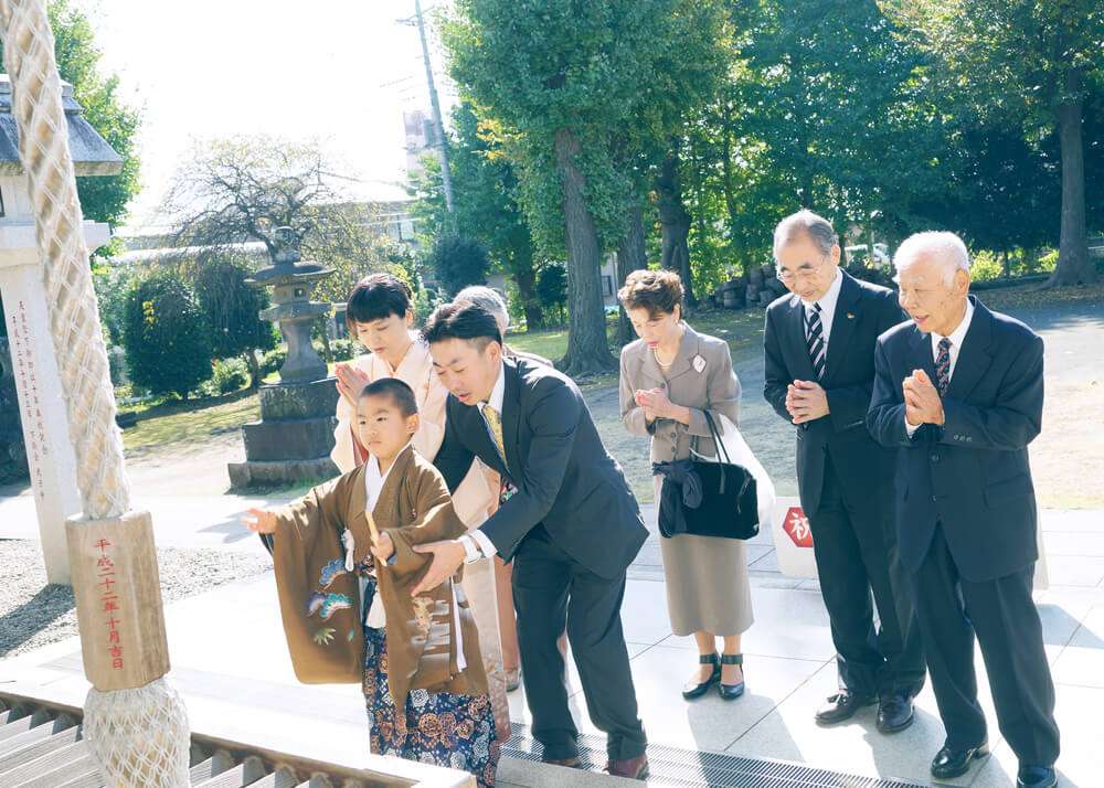 立ち上がる男の子