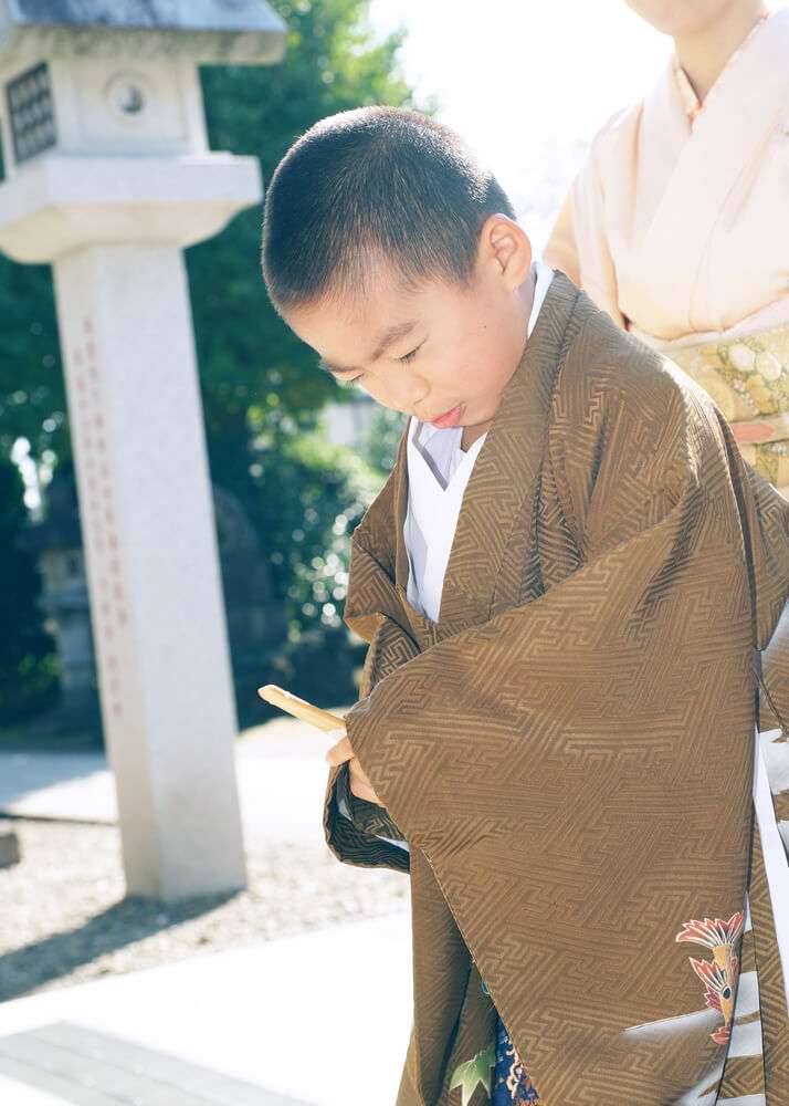 お参りをする5歳男の子の七五三