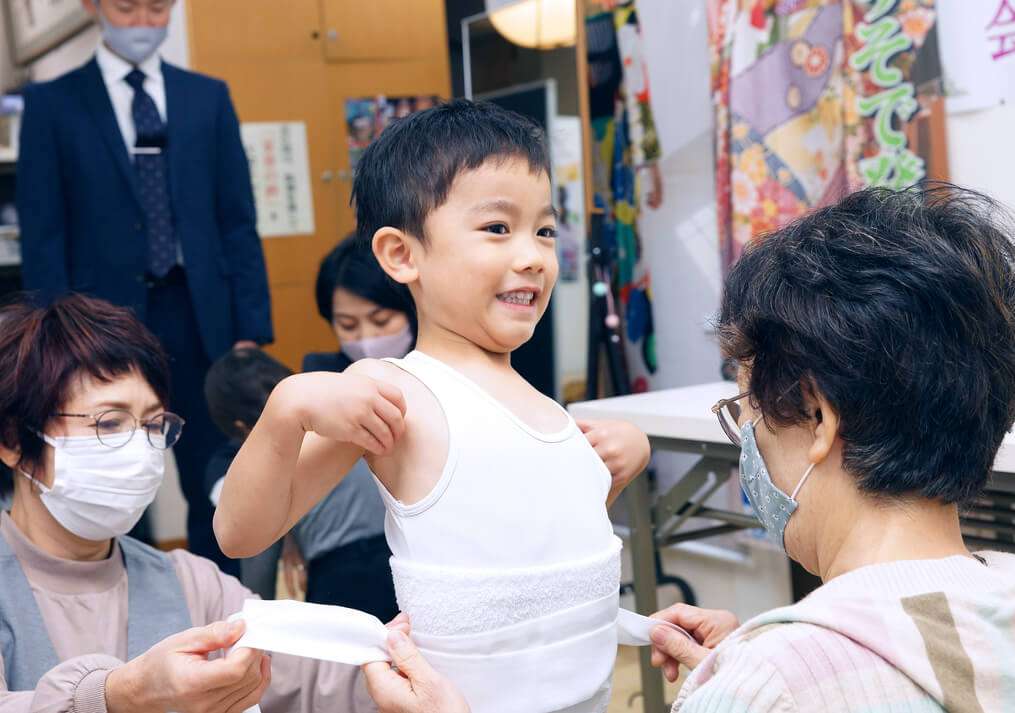 着付けをしてもらうお兄ちゃん