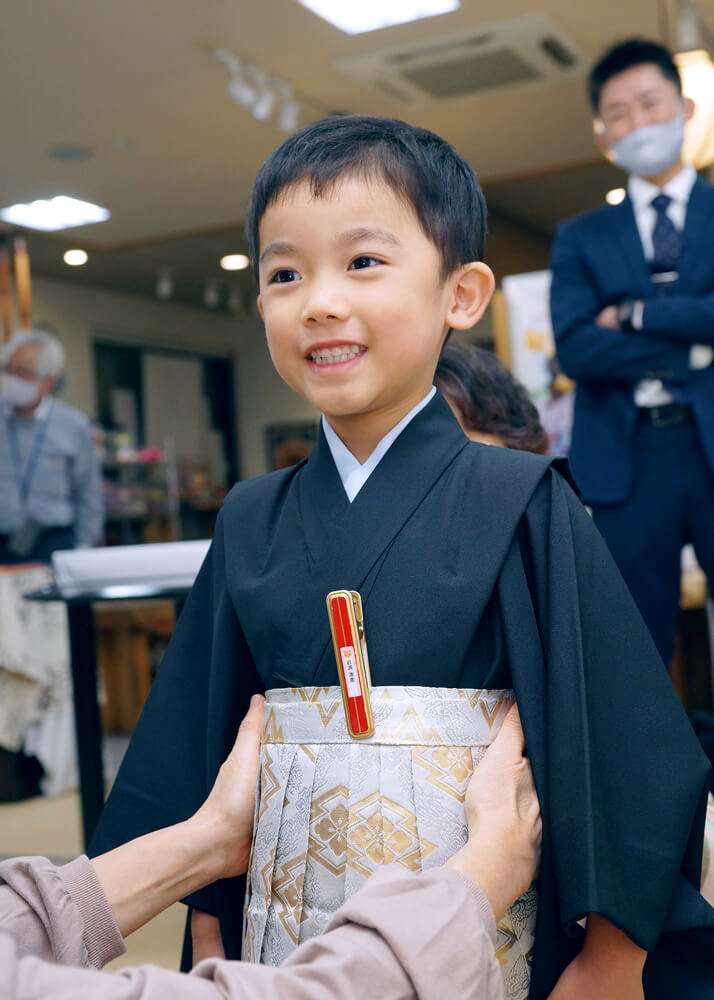 七五三の着付けを楽しむ男の子