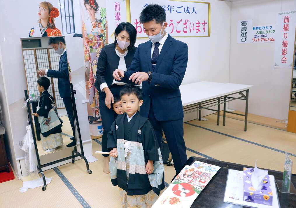 パパにヘアセットをしてもらう男の子