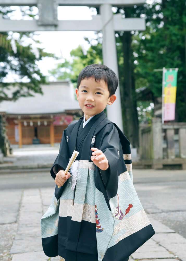 和羅備神社の鳥居の前で七五三のポーズをとる5歳男の子