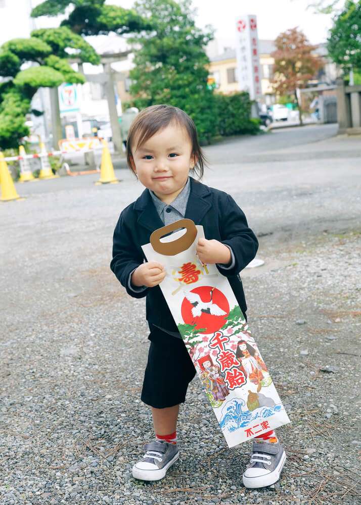 千歳飴を持った2歳の男の子