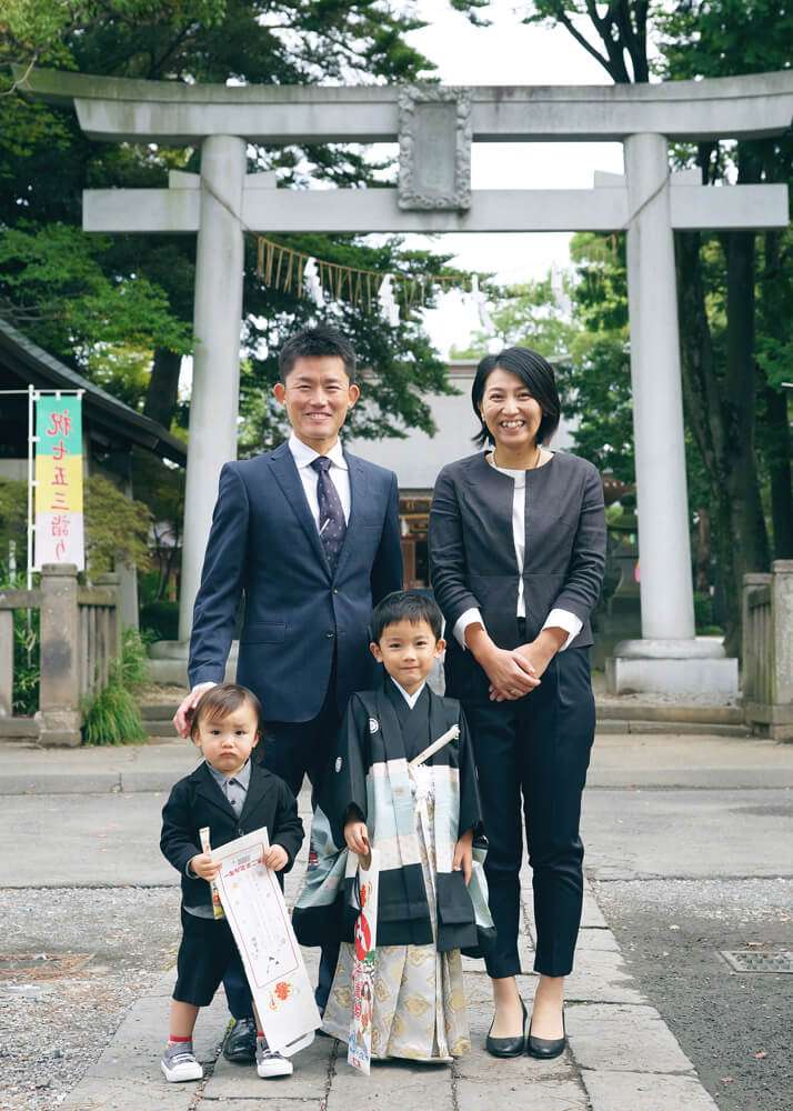 鳥居の前で七五三の家族写真