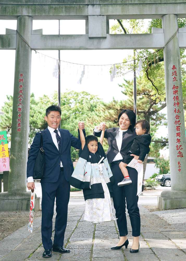 和楽備神社の鳥居の前でジャンプする5歳の男の子