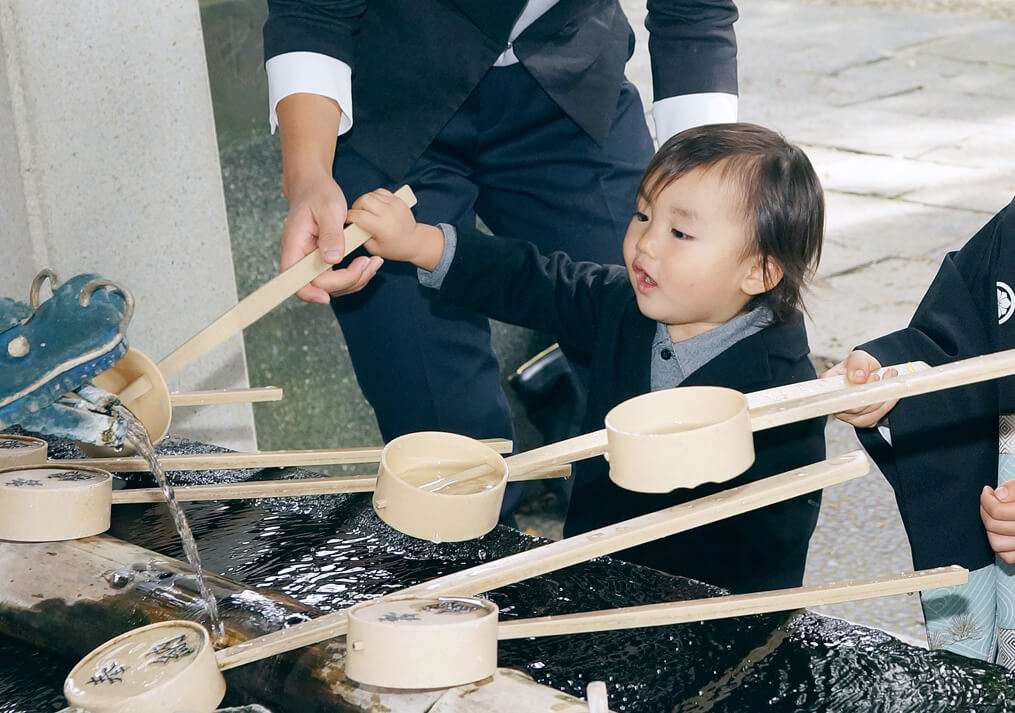 手を洗う2歳男の子