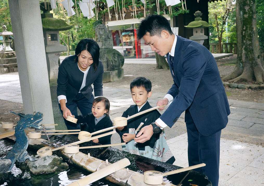 埼玉県蕨市和楽備神社の手水舎で手を洗う男の子