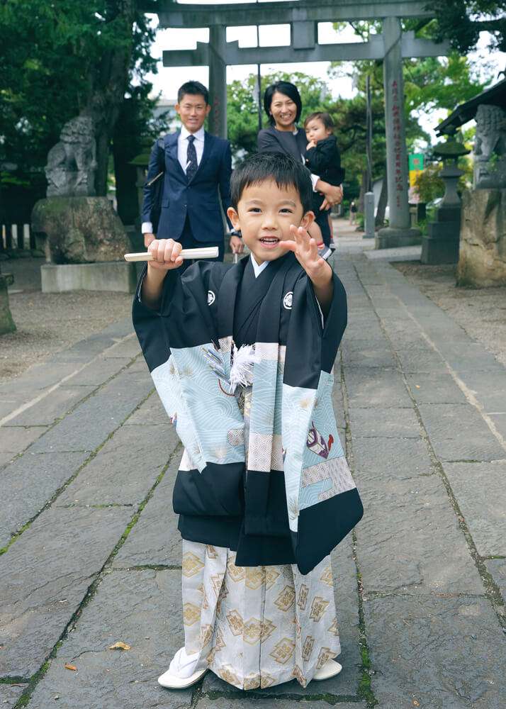 鳥居の前で七五三のポーズをとる5歳男の子