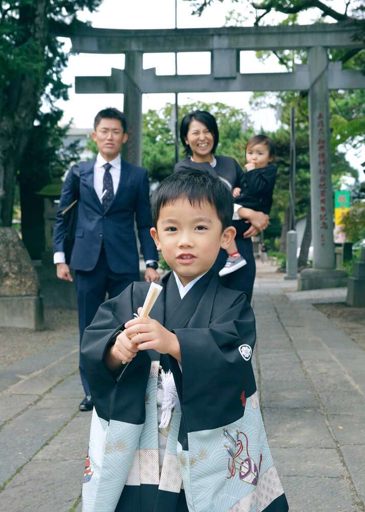 埼玉県蕨市和楽備神社の参道を歩く七五三の男の子