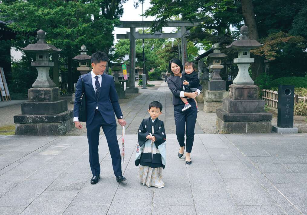 和楽備神社の境内を歩く家族