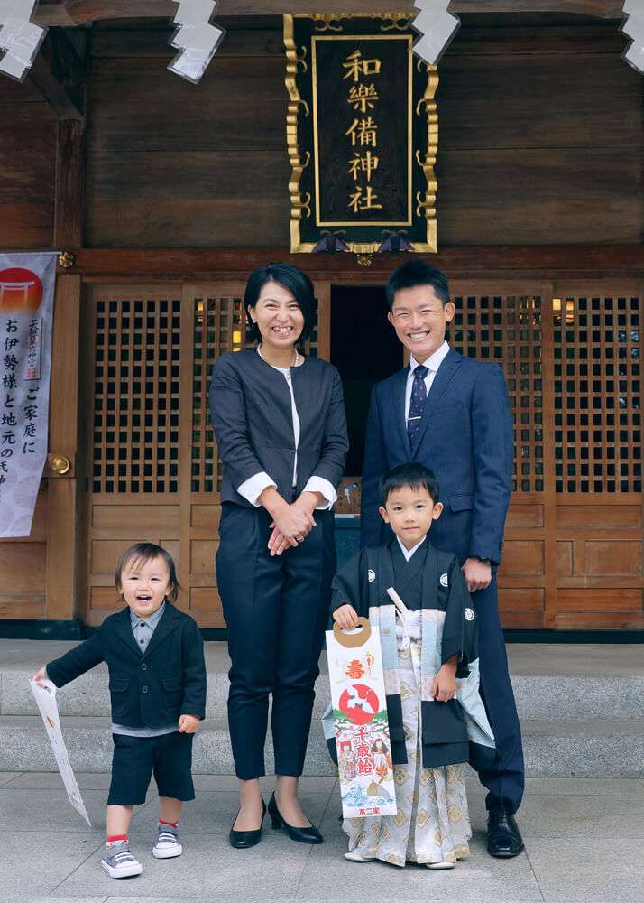 埼玉県蕨市和楽備神社の本殿の前で七五三のキチっとした記念写真