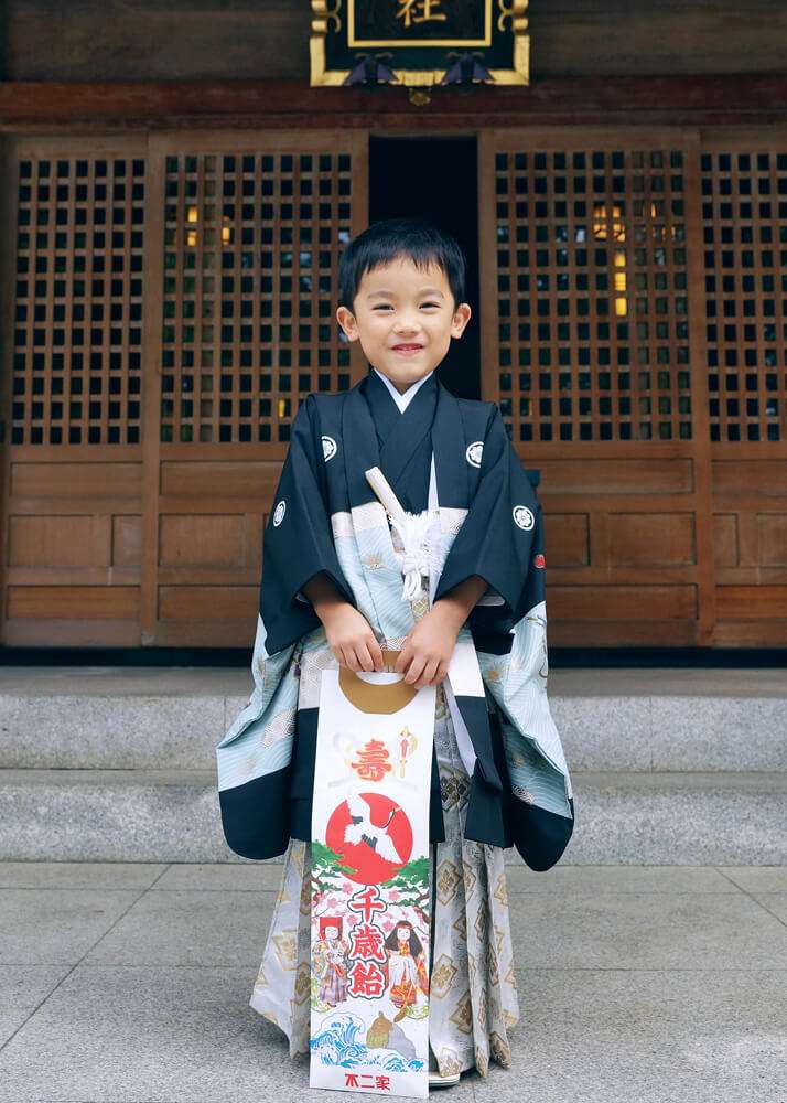 鳥居の前で七五三のポーズをとる5歳男の子