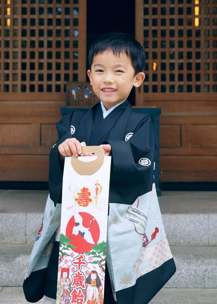 埼玉県蕨市和楽備神社の本殿の前でポーズをとる5歳男の子