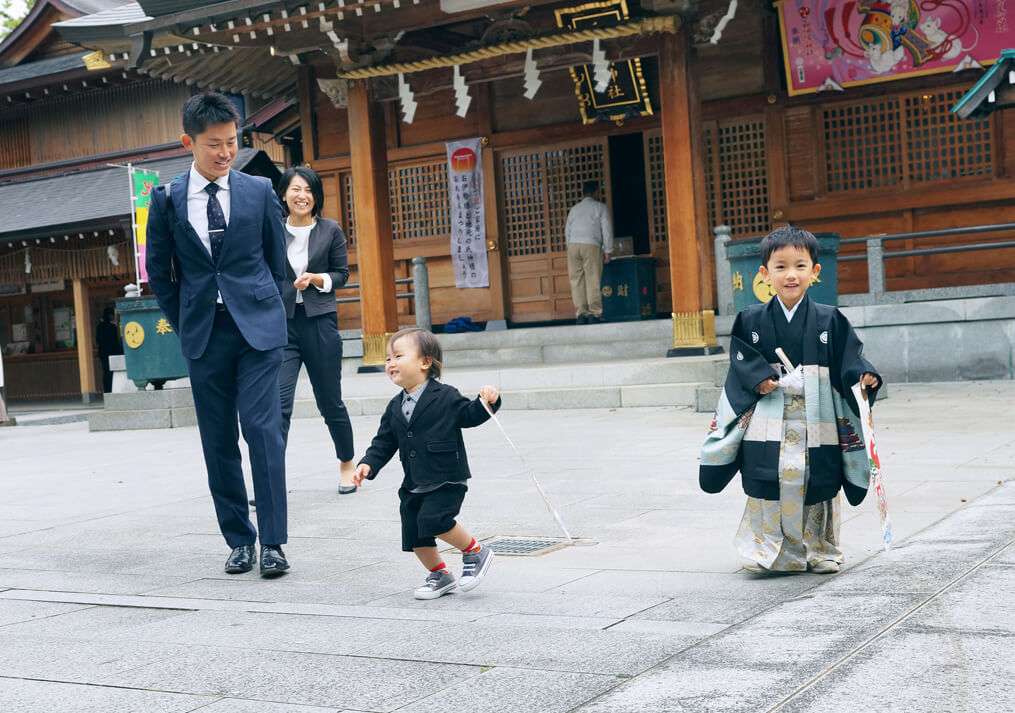 埼玉県蕨市和楽備神社の境内を走り出す2歳男の子