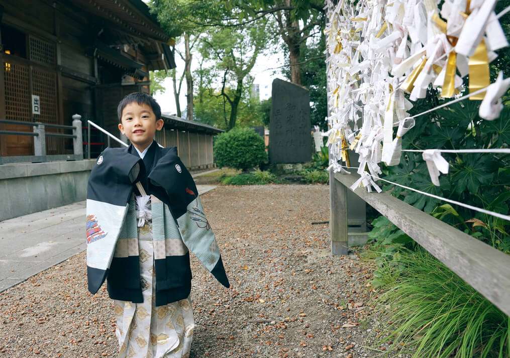 境内を散策する七五三の男の子