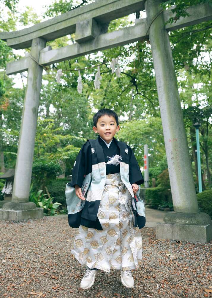 埼玉県蕨市和楽備神社の鳥居の前でジャンプをする男の子