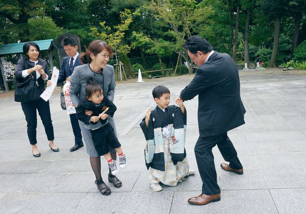 祖父母と遊ぶ男の子