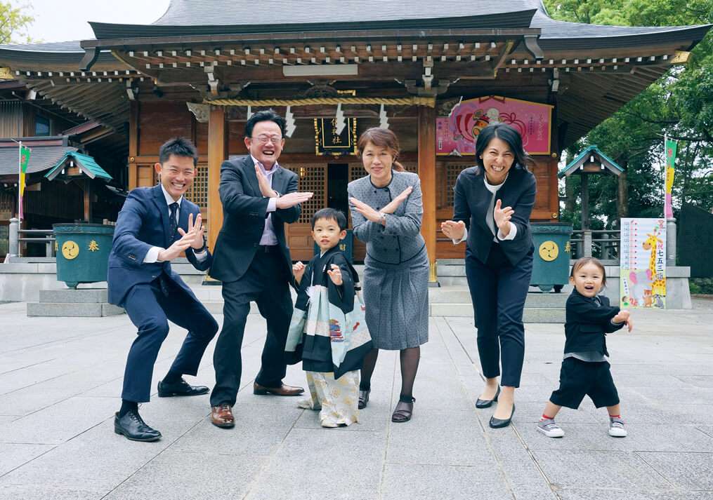 和羅備神社の本殿前で七五三の集合写真