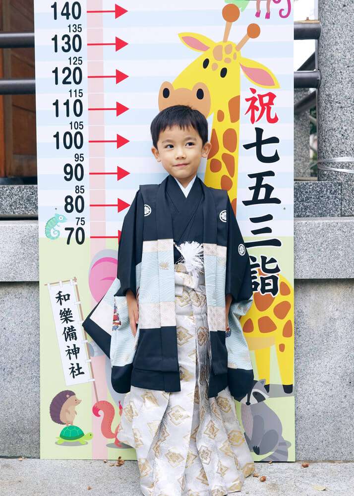 身長を測る男の子