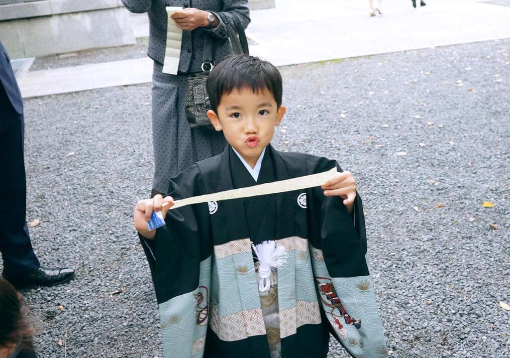 おみくじする5歳男の子