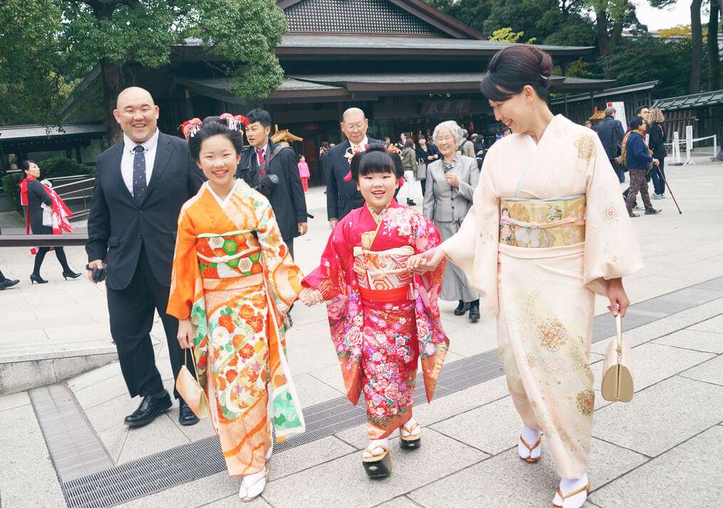 明治神宮の神楽殿の前を移動する家族