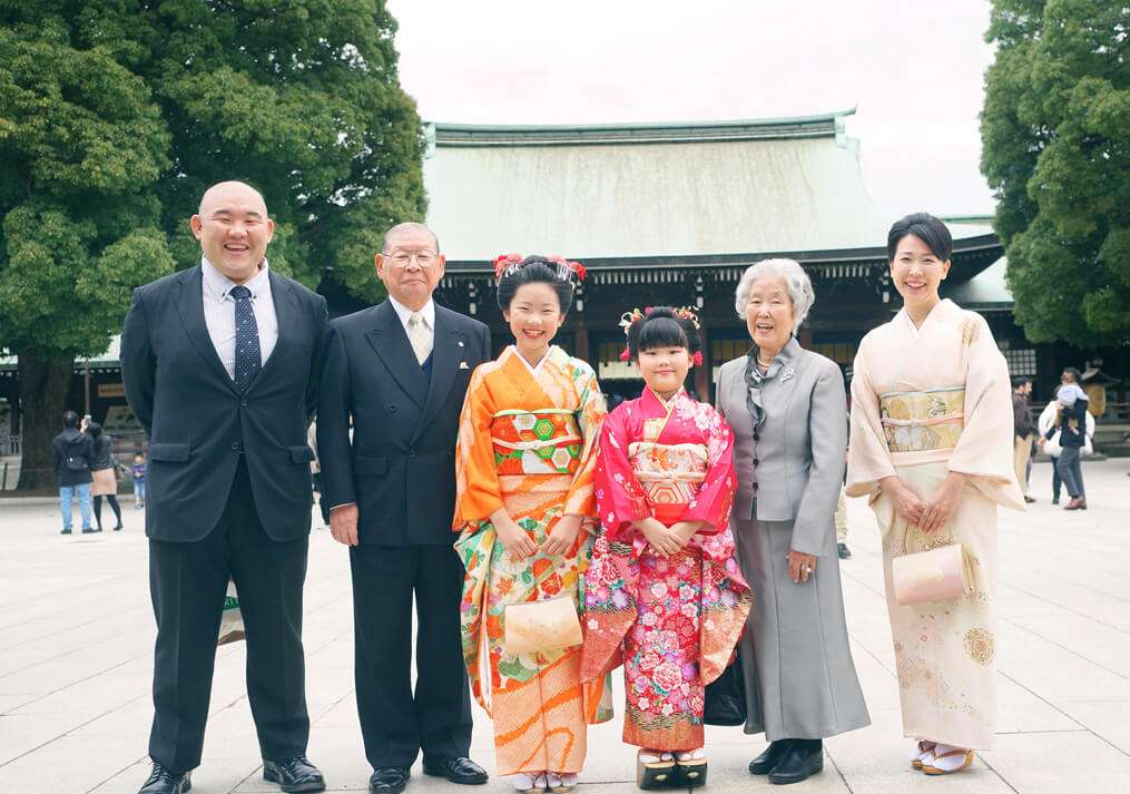 明治神宮の拝殿前で七五三の集合写真