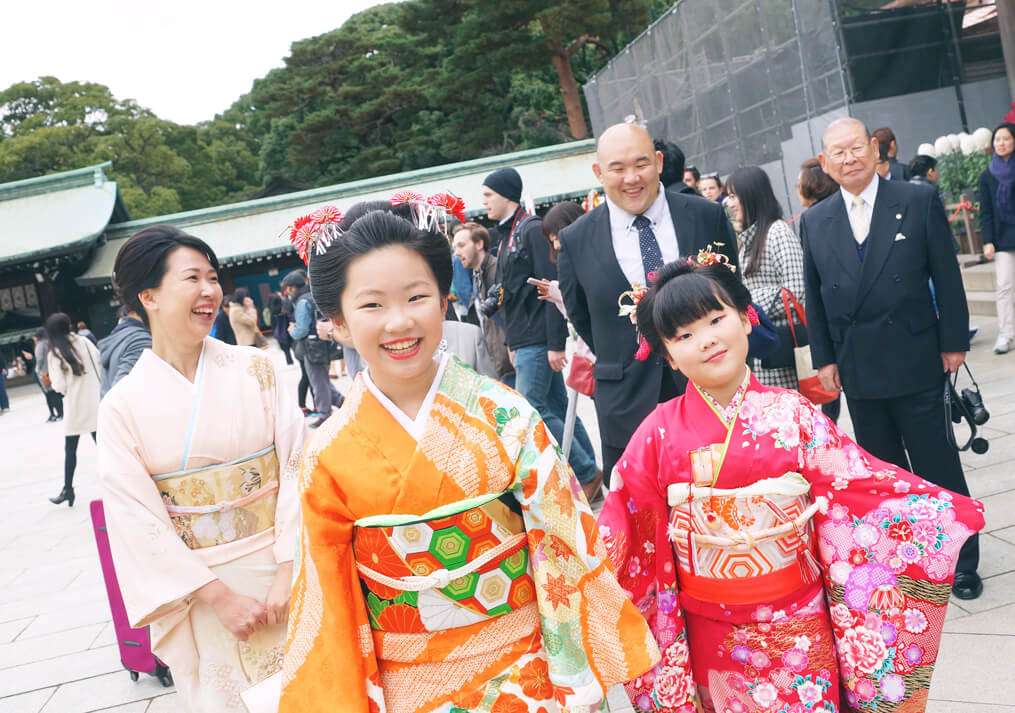 明治神宮の境内を移動する家族