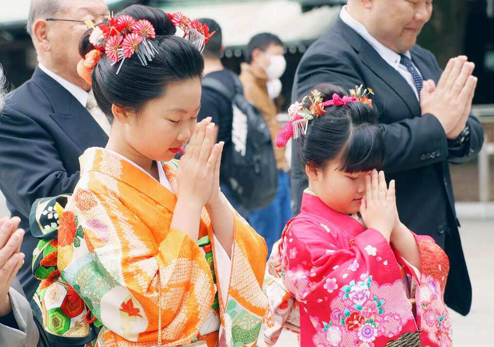 お参りをする七五三の姉妹