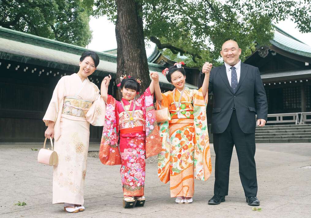 明治神宮の拝殿前で七五三の集合写真