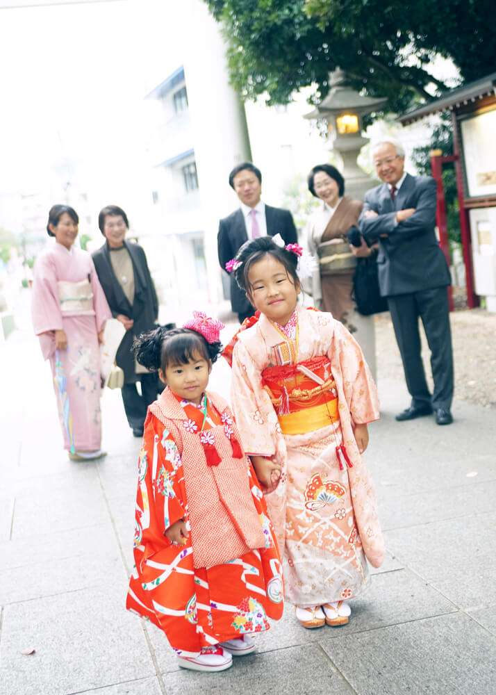 王子神社の参道を走る七五三の女の子