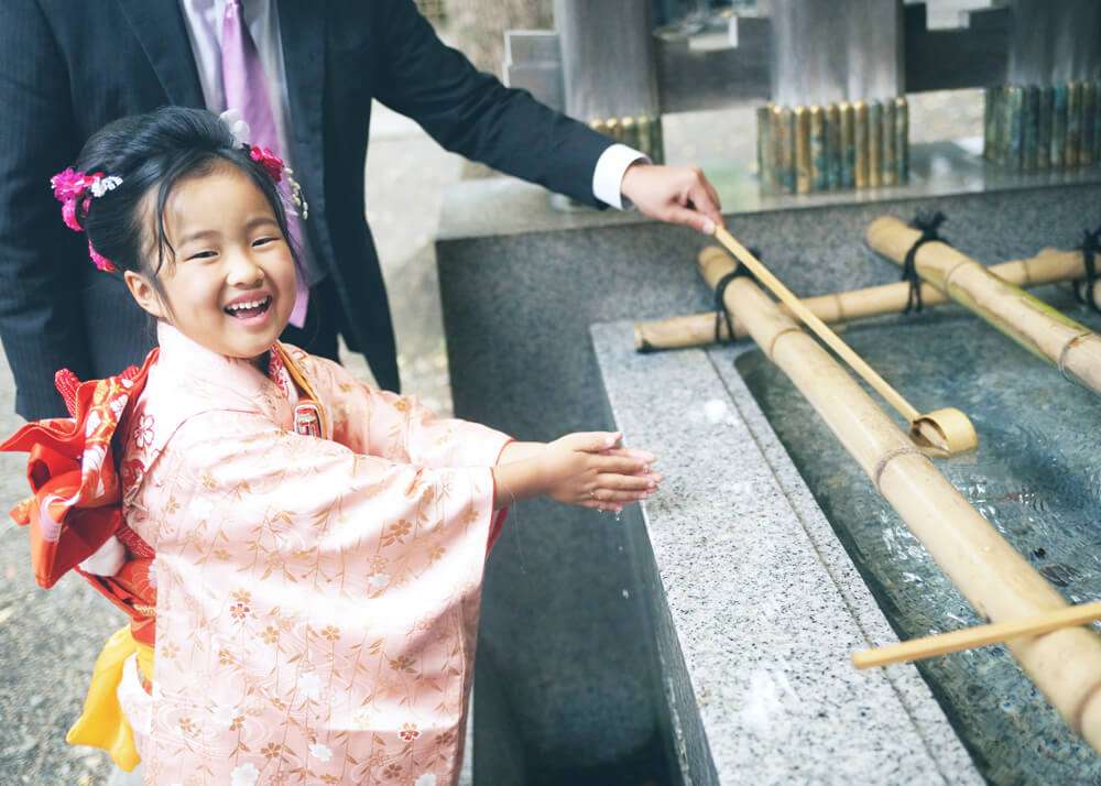 王子神社の手水舎で手を洗う姉