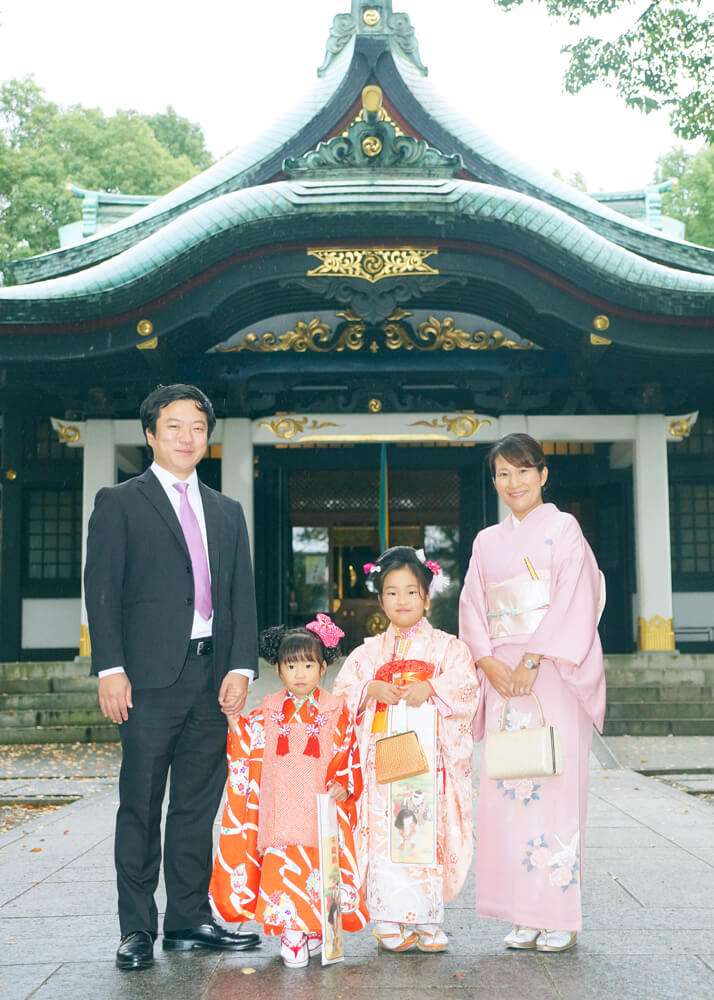 王子神社の拝殿前で七五三の集合写真