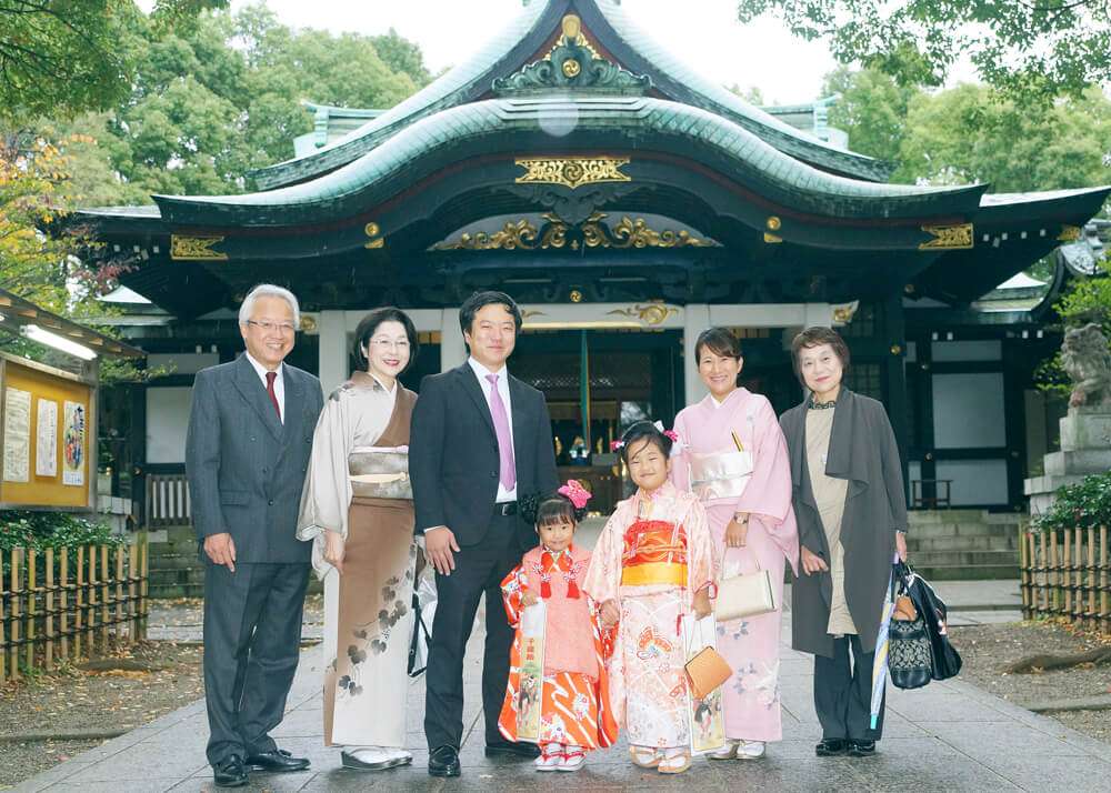 王子神社の本殿の前で集合写真