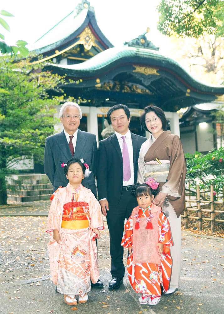 王子神社の拝殿前で七五三の集合写真