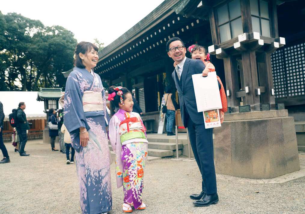 大宮氷川神社の本殿前で笑顔の家族