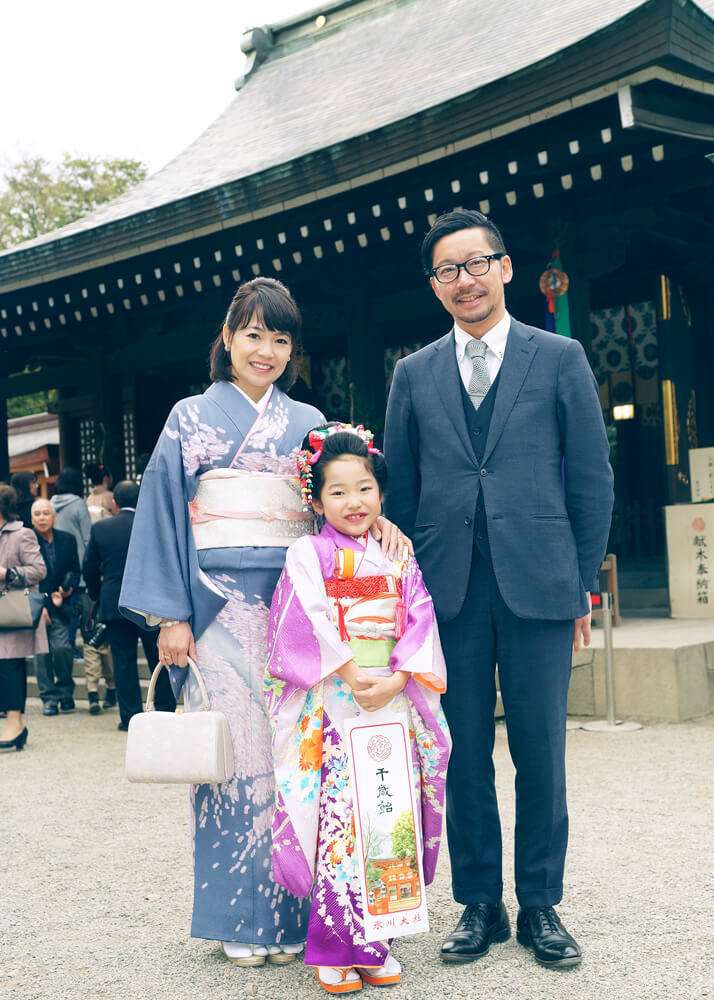 大宮氷川神社の本殿前で七五三の家族写真