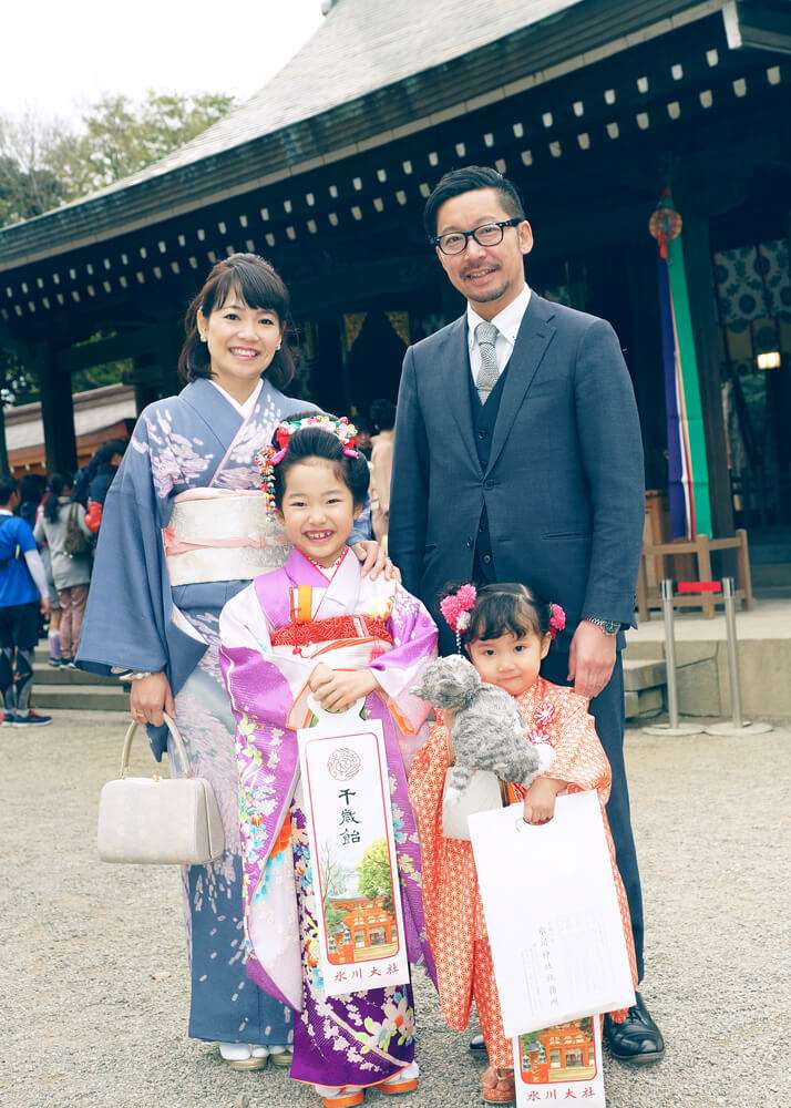 大宮氷川神社の神楽殿の前で七五三の集合写真