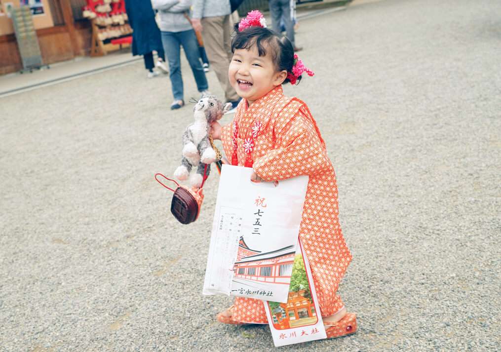 大宮氷川神社の境内を走り回る妹