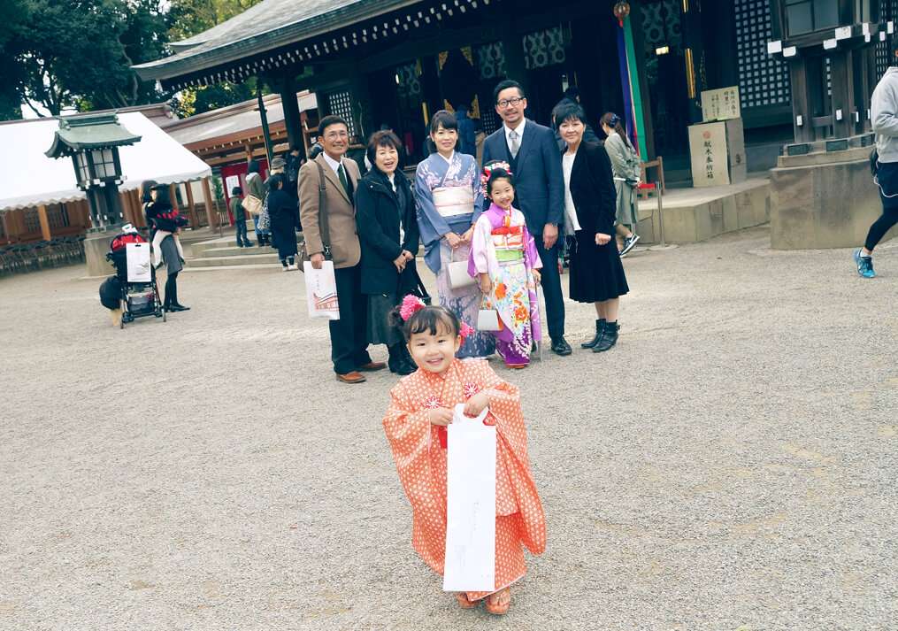 一人で歩き出した3歳女の子の七五三