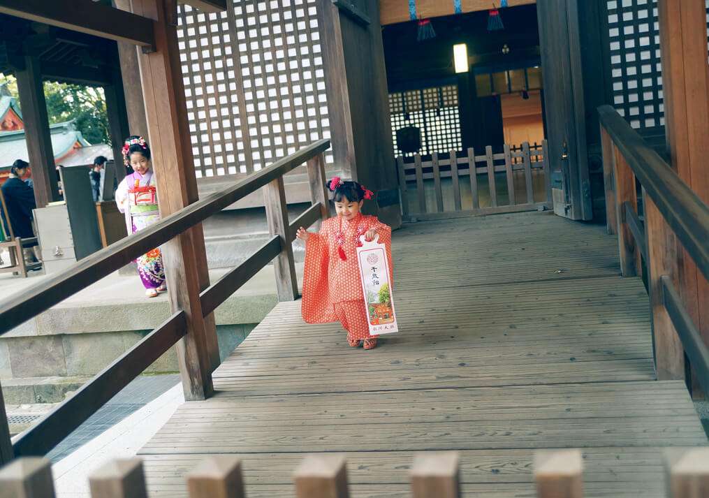 大宮氷川神社の本殿の前を走る妹