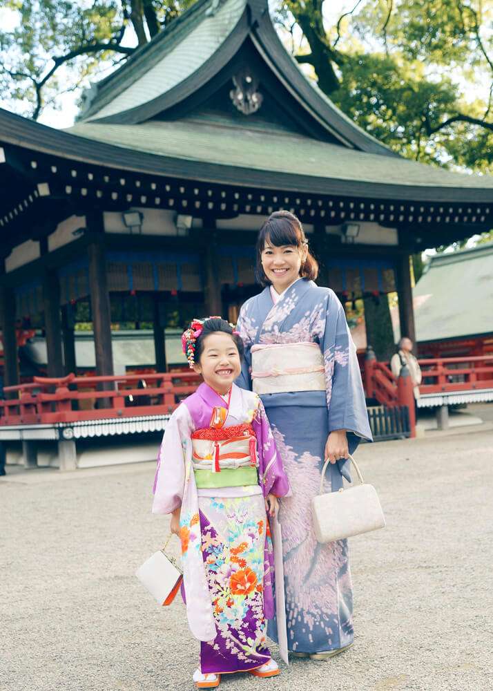 大宮氷川神社の神楽殿の前でお姉ちゃんとママ