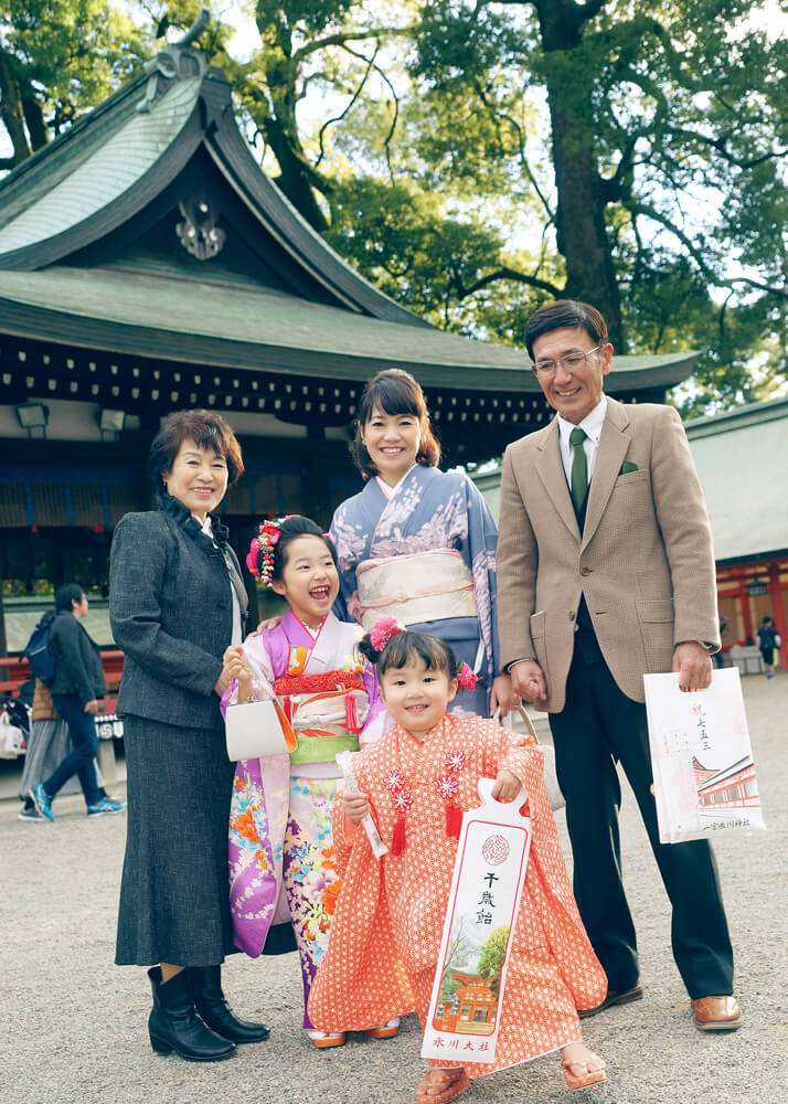 大宮氷川神社の神楽殿の前で七五三の集合写真