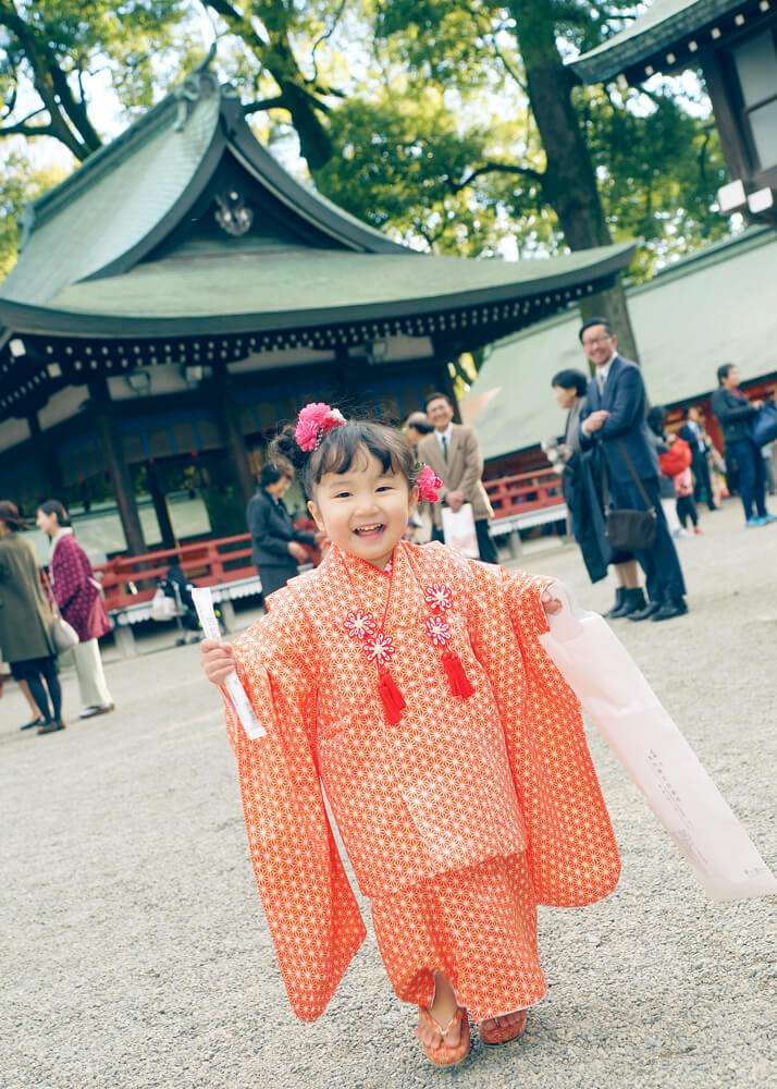 大宮氷川神社の境内を走り回る妹