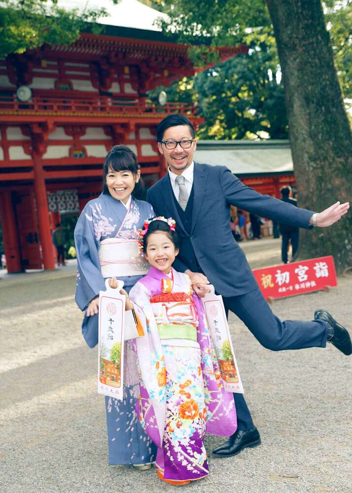 大宮氷川神社の楼門の前で七五三の家族写真