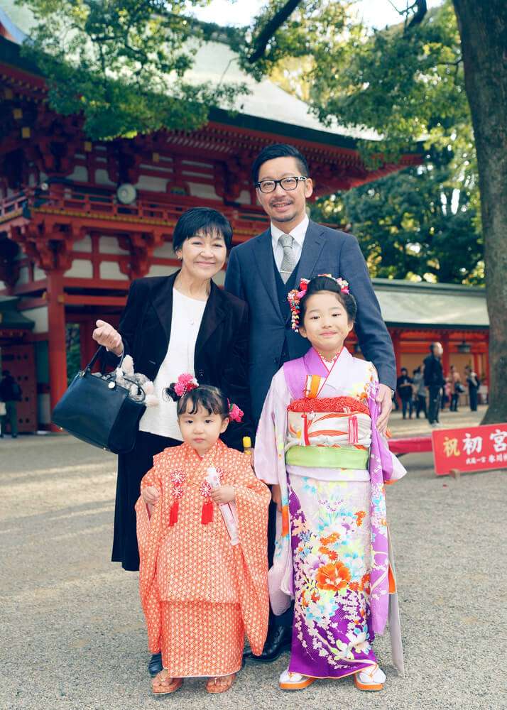 大宮氷川神社の楼門の前で七五三の集合写真