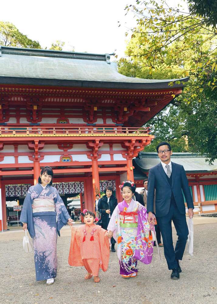 大宮氷川神社の参道を歩く家族