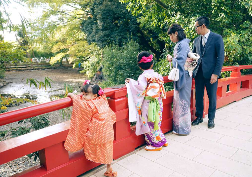 大宮氷川神社の神池を覗く家族