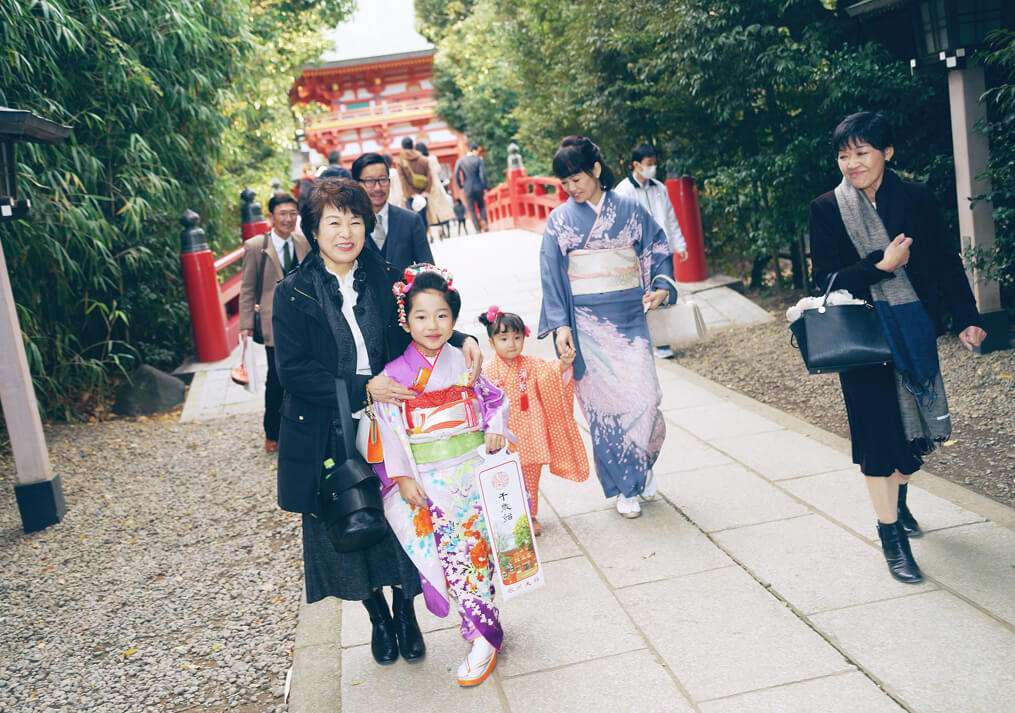 大宮氷川神社の参道を歩く家族