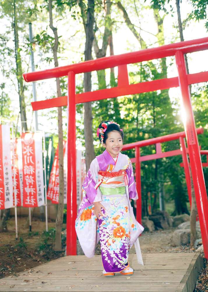 大宮氷川神社の千本鳥居で7歳女の子の笑顔