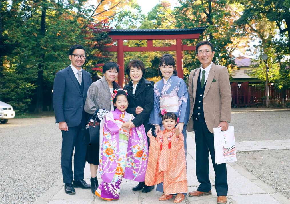 大宮氷川神社の三の鳥居の前で七五三の集合写真